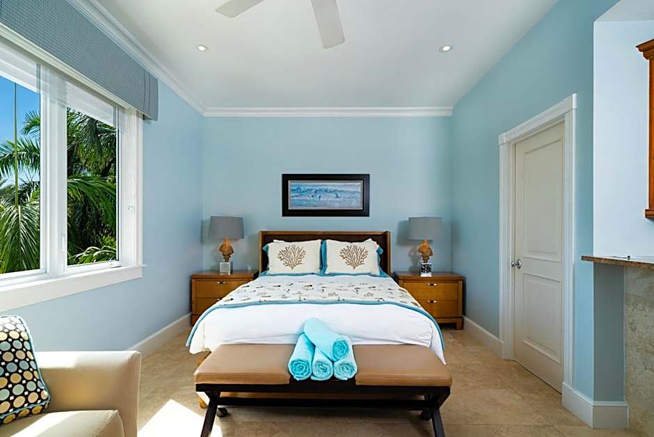Photo 1 of 4 of Studio Suite, Pool View