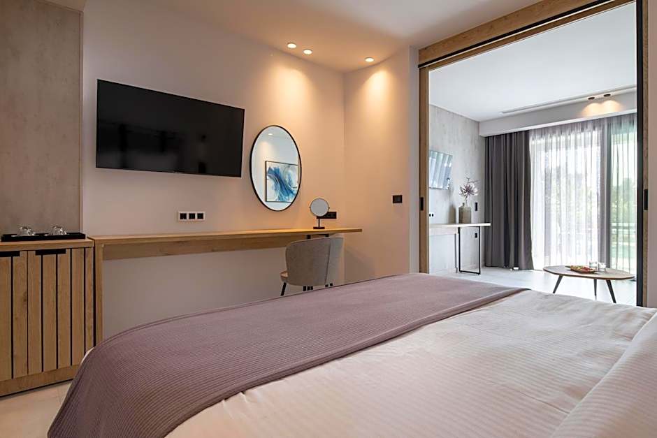 Lagomandra Luxury Suites with Private Pools