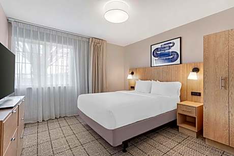 One-Bedroom Queen Suite with Bathtub - Mobility Accessible