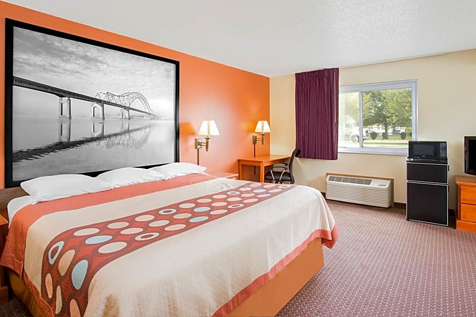 Super 8 by Wyndham Waverly