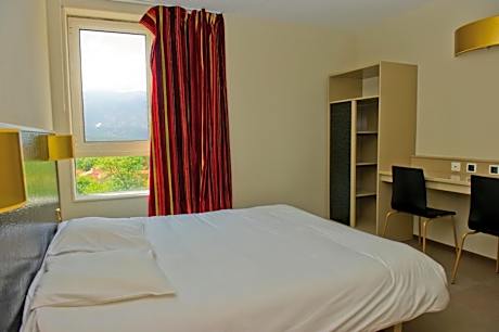 Double or Twin Room (1 Adult + 1 Child)