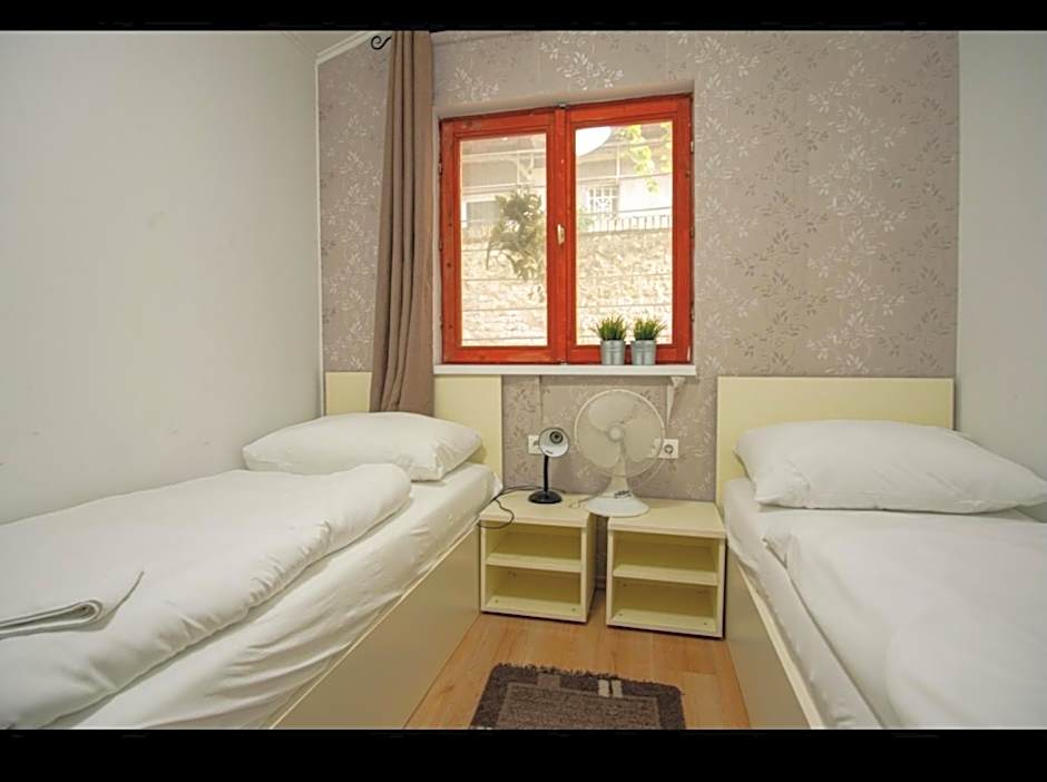Easy Star Hotel