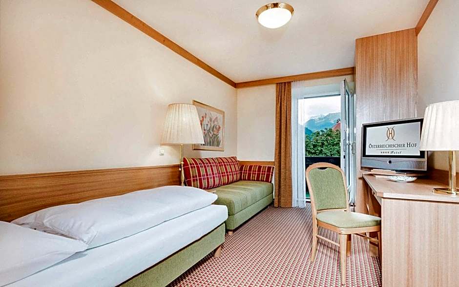 Österreichischer Hof-im Bademantel direkt in die Alpentherme