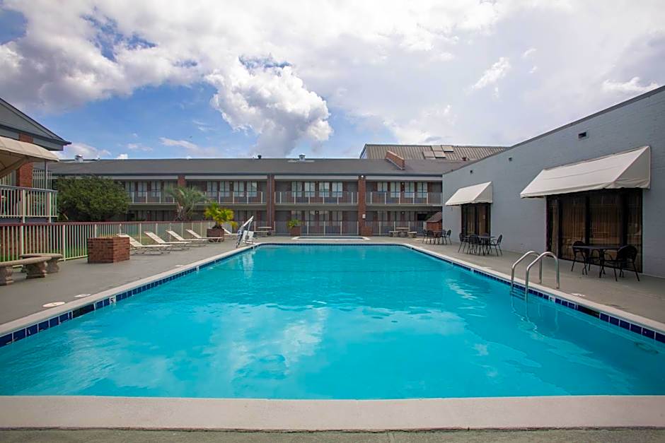 Days Inn by Wyndham Mobile I-65