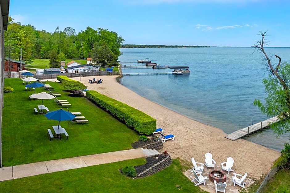 Beachfront Hotel Houghton Lake
