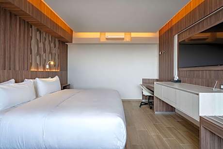 King Suite - Non Smoking/Interior Hall