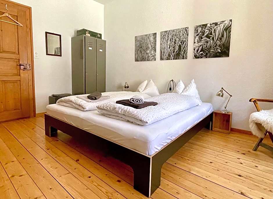 Standard Double Room with Shared Bathroom — 16 fotoğraftan 1. fotoğraf