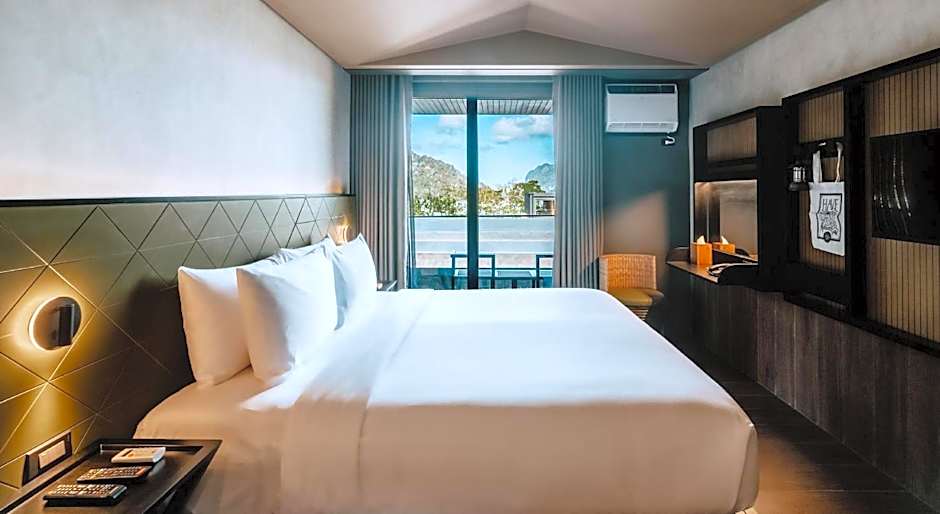 The Funny Lion - El Nido