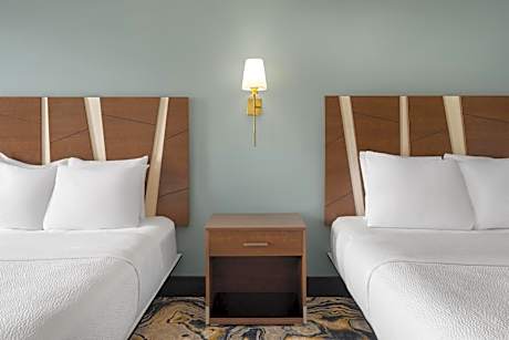 2 Queen Beds Non-Smoking City View Microwave And Refrigerator Work Desk Continental Breakfast