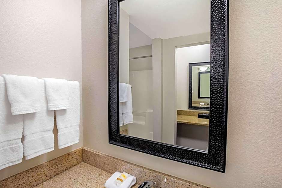 La Quinta Inn & Suites by Wyndham Houston Baytown East