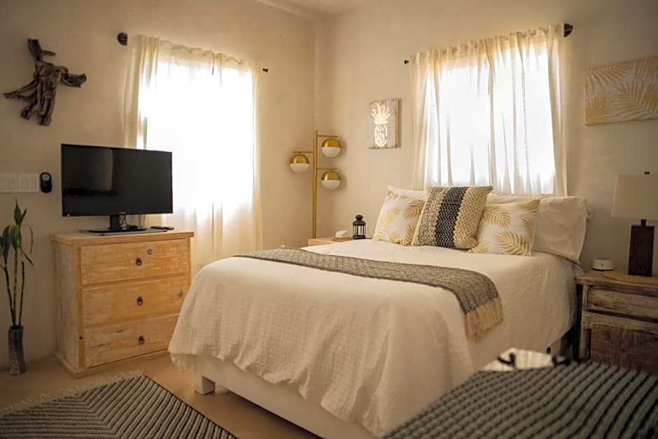 Pure Baja Private Suites-Upscale Property with Infinity Pool and Lush Gardens