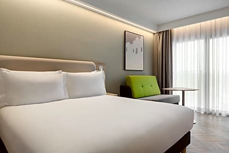 Standard Queen Room with Single Sofa Bed - Free Breakfast