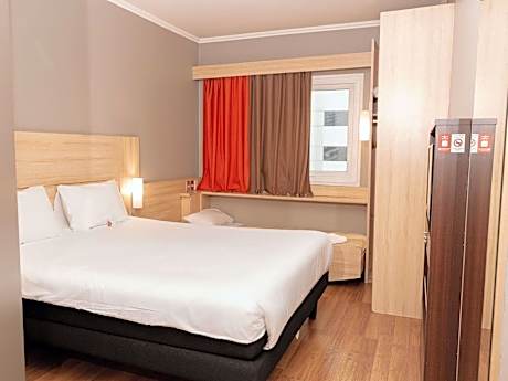 Room with queen-size bed and bed for children up to the age of 12