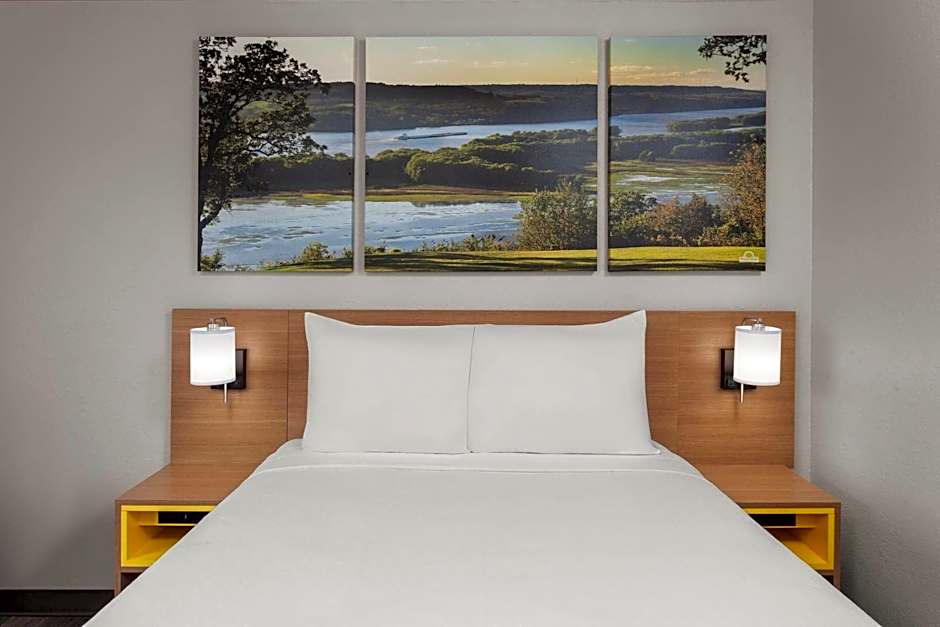 Days Inn & Suites by Wyndham Kaukauna WI