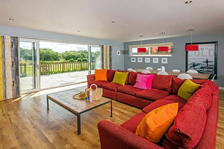 PointBreak Sleeps 12 with hot tub-Great celebration house-Dog friendly