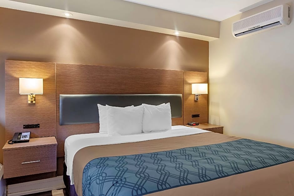 Econo Lodge Inn & Suites Downtown