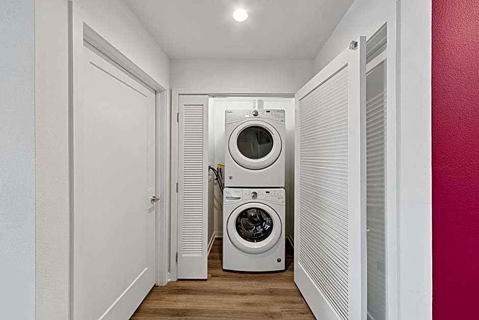 Fairfax District Chic City Oasis 2 BR Apt with Den 136