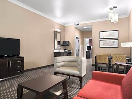 2 Bedroom Deluxe Suite