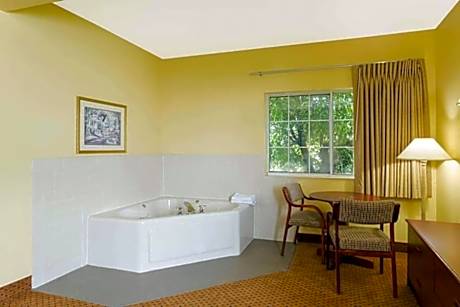 Deluxe King Suite