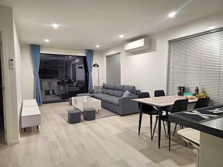 New Modern Townhouse Near Town& Beach