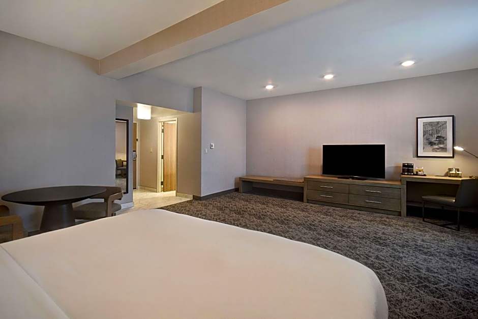 DoubleTree by Hilton St. Louis-Airport