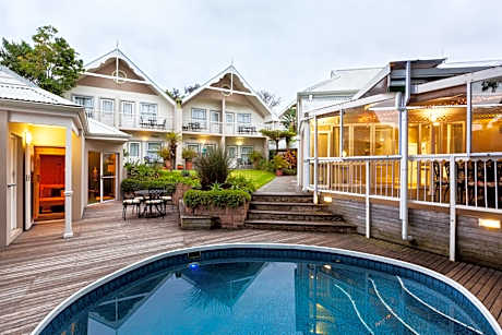 Quarry Lake Inn