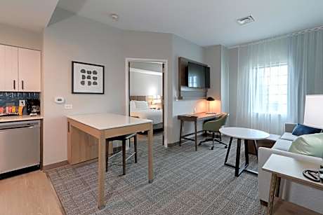 One-Bedroom Queen Suite with Two Queen Beds and Balcony - Mountain View