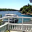 Boathouse Country Inn