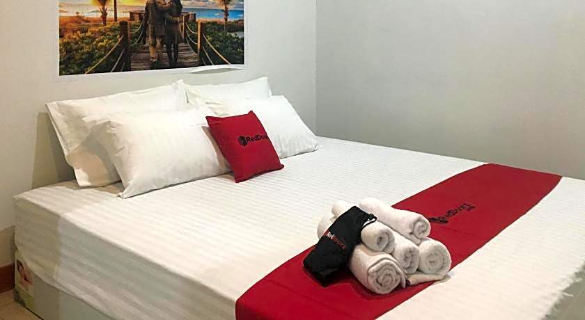 RedDoorz near Institut Kesehatan Helvetia