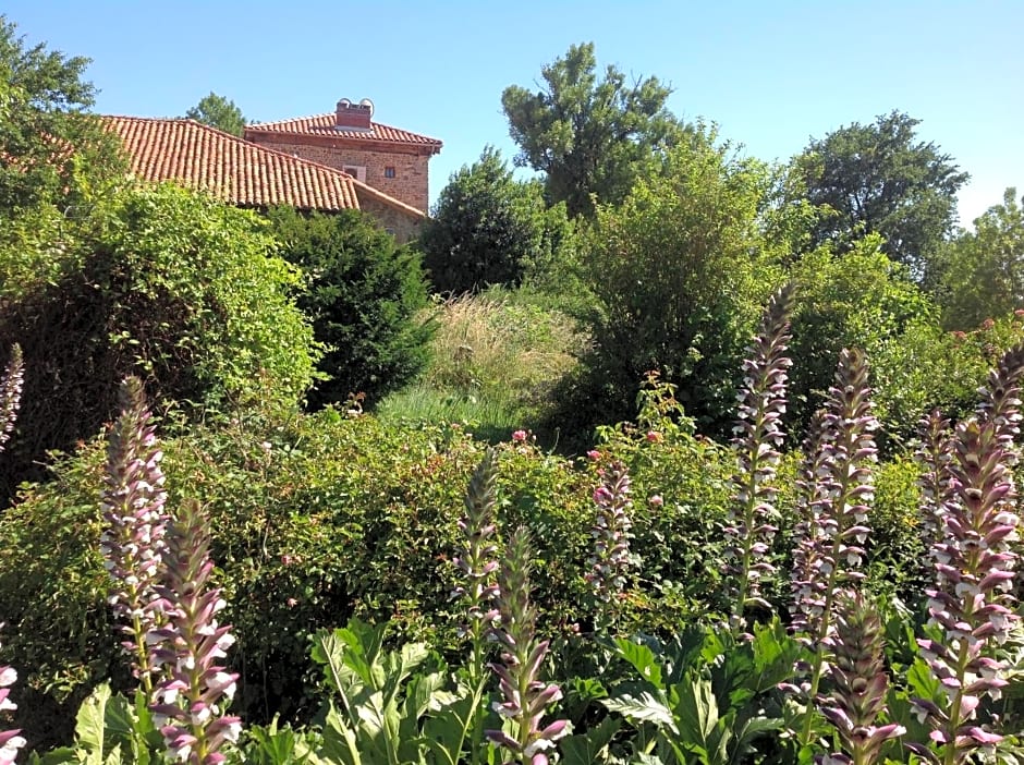 Domaine Charente - B&B / Familyroom Le Jardin (with external toilet & shower house)