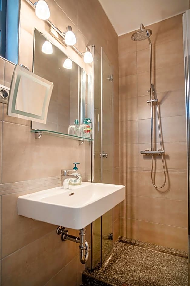 Kiss-Henézi Guest House