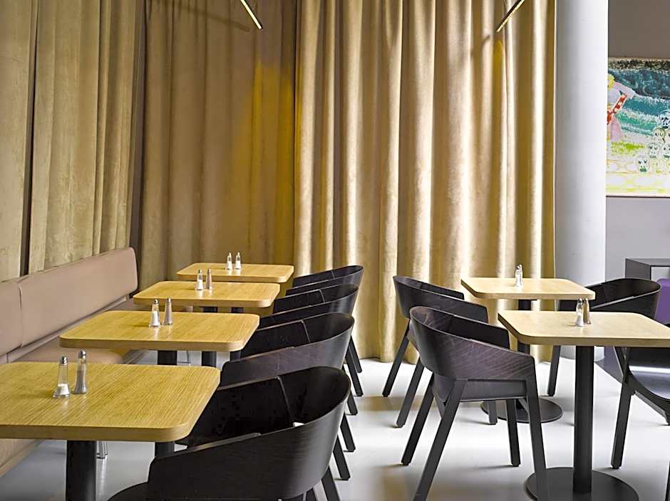 The ICON Hotel & Lounge