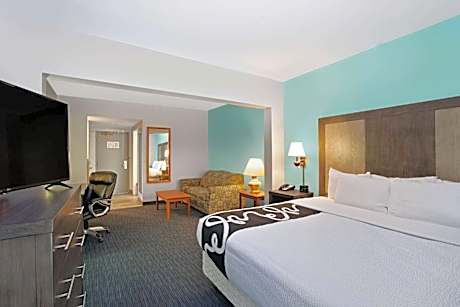 Deluxe King Suite with City View - Non-Smoking