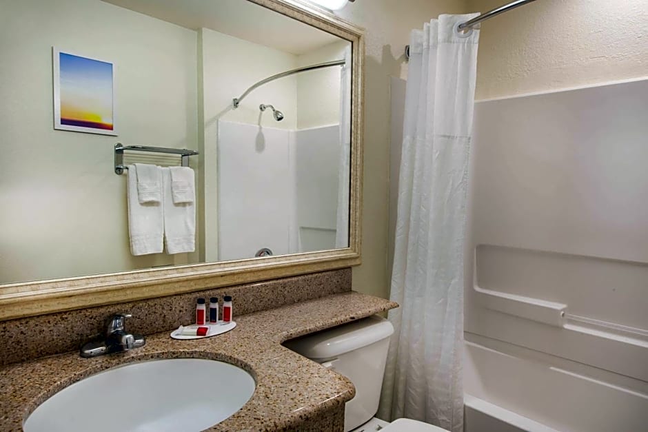Days Inn & Suites by Wyndham Antioch