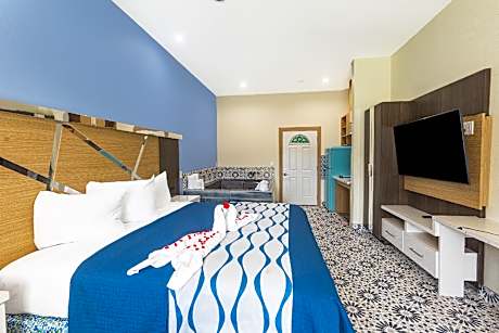 King Bed Jetted Tub with Kitchenette Non-Smoking