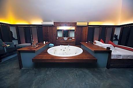 Honeymoon Suite with Indoor Jacuzzi
