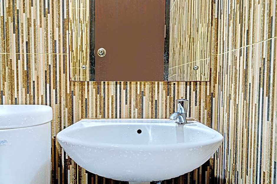 OYO 92556 Jkk Sweet Room