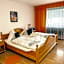 Auerhahn Bed and Breakfast - Black Forest - Waldhotel