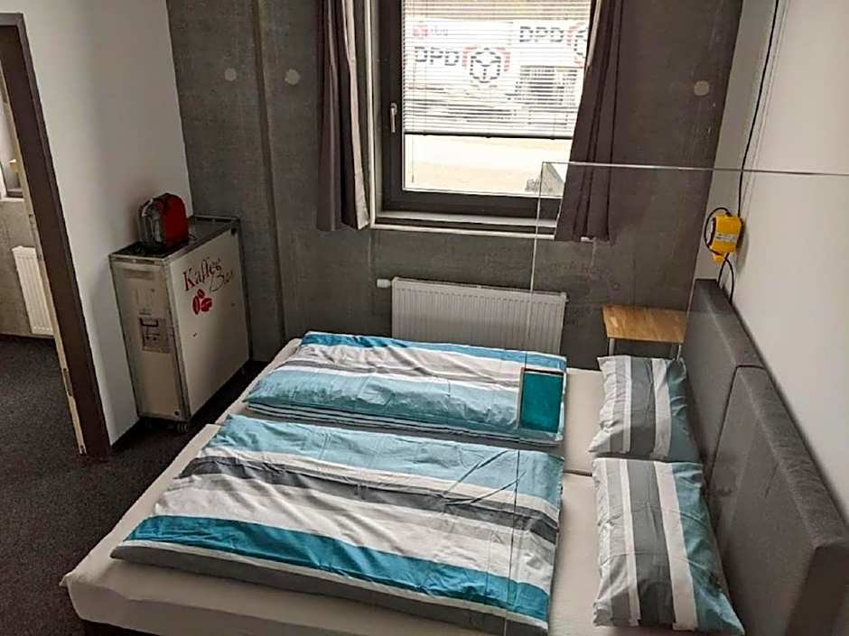 BUSINESS-MOTEL free WiFi & massage, air-con, XXL-Parking, Wallbox, Smart TV, Video-Security