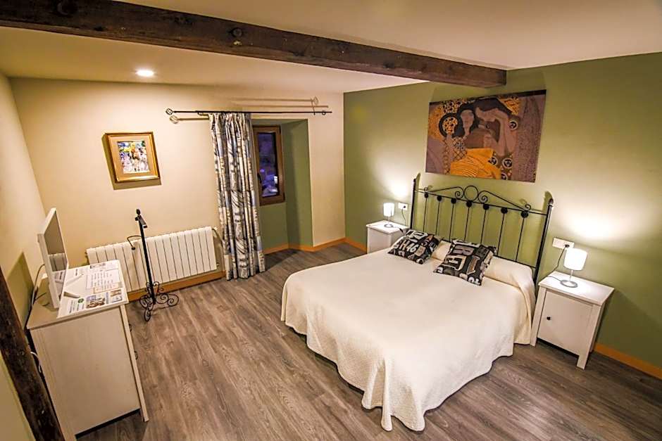 Photo 1 of 5 of Deluxe 1 Queen Bed