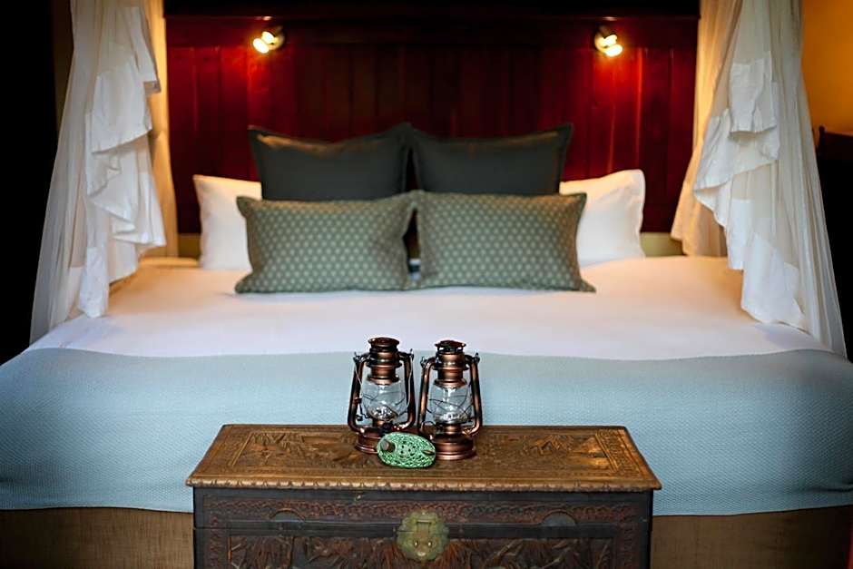 Ivory Wilderness River Rock Lodge