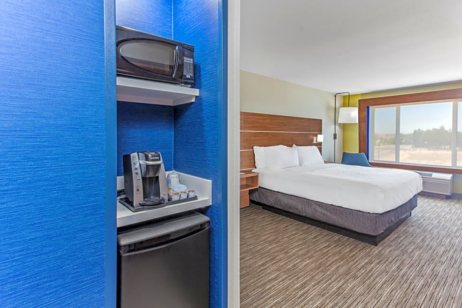 Holiday Inn Express & Suites Elk Grove West I-5