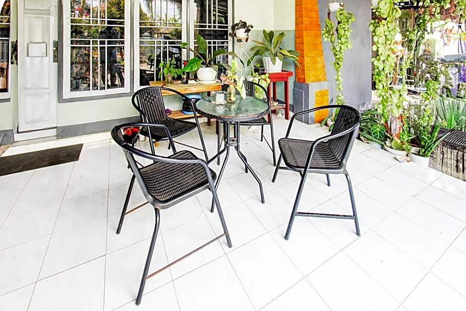 OYO Life 93154 White Kos Jenggala