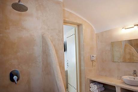 Classic Quadruple Room (1 Double Bed and 1 King Bed)