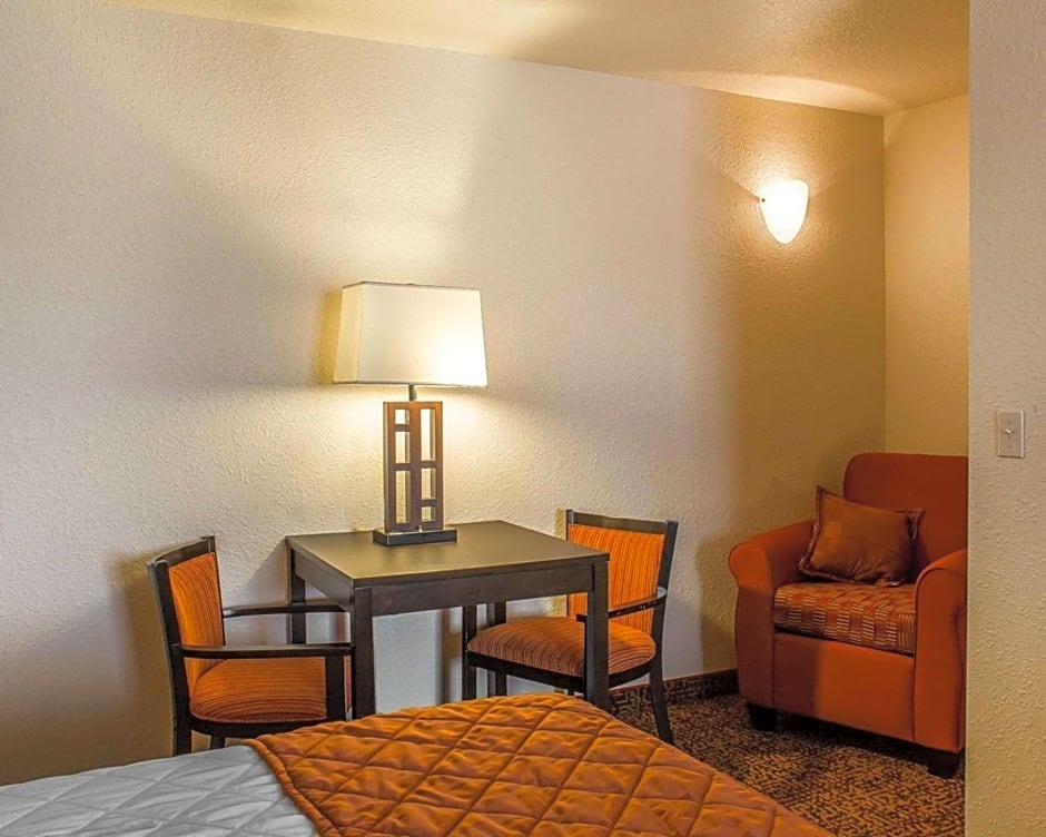 Rodeway Inn & Suites Near Okoboji Lake