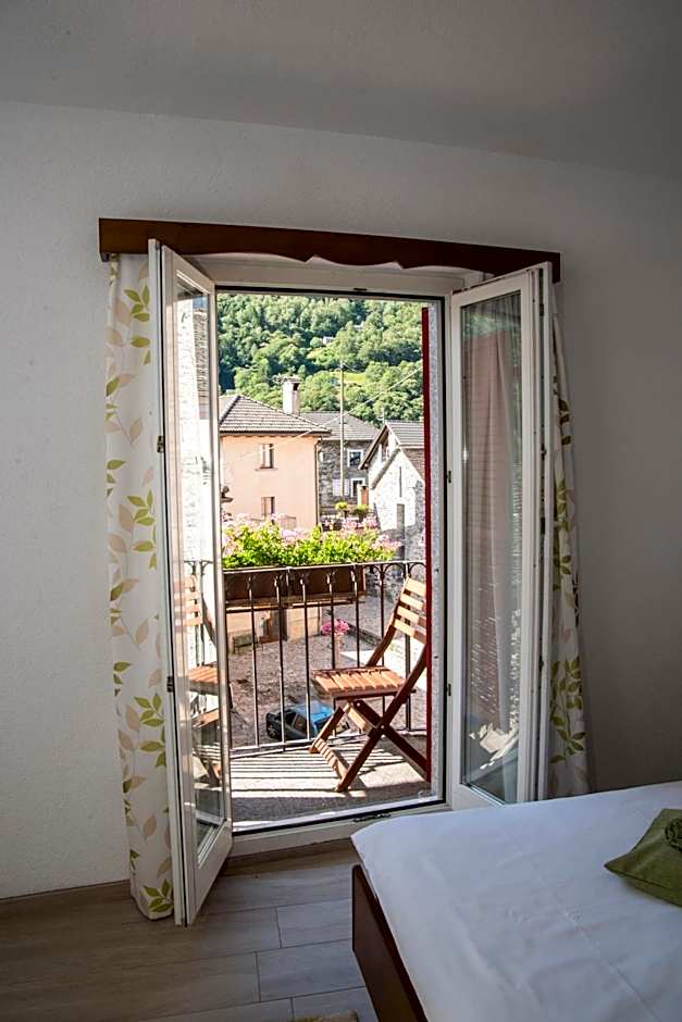 Zdjęcie 1 z 8 — 1 Double Bed or 2 Beds, Balcony