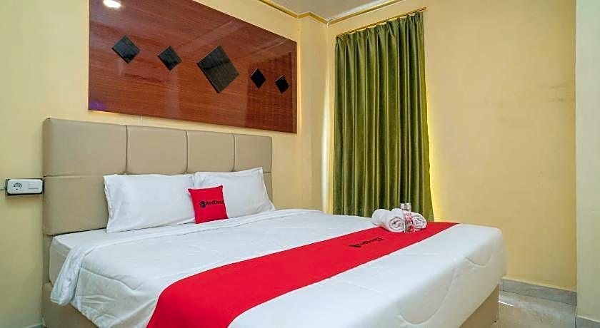 RedDoorz Plus Syariah near Pasar Turi