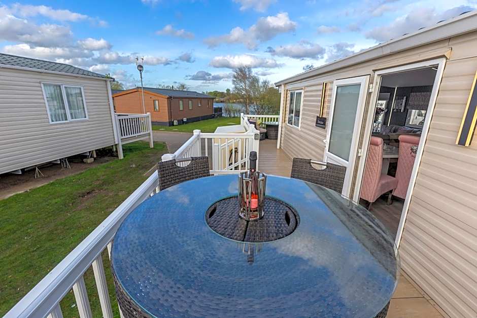 Tattershall VIP Retreat - Hot tub, stunning lakeside views, newly refurbished to an amazing 5 star standard