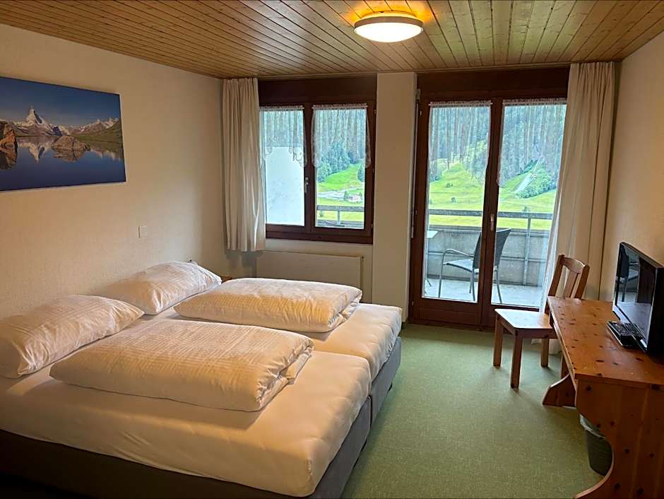 Hirschen Guesthouse - Village Hotel
