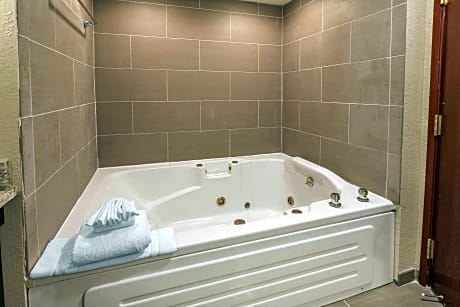 1 King Bed, Suite, Nonsmoking, Upgrade